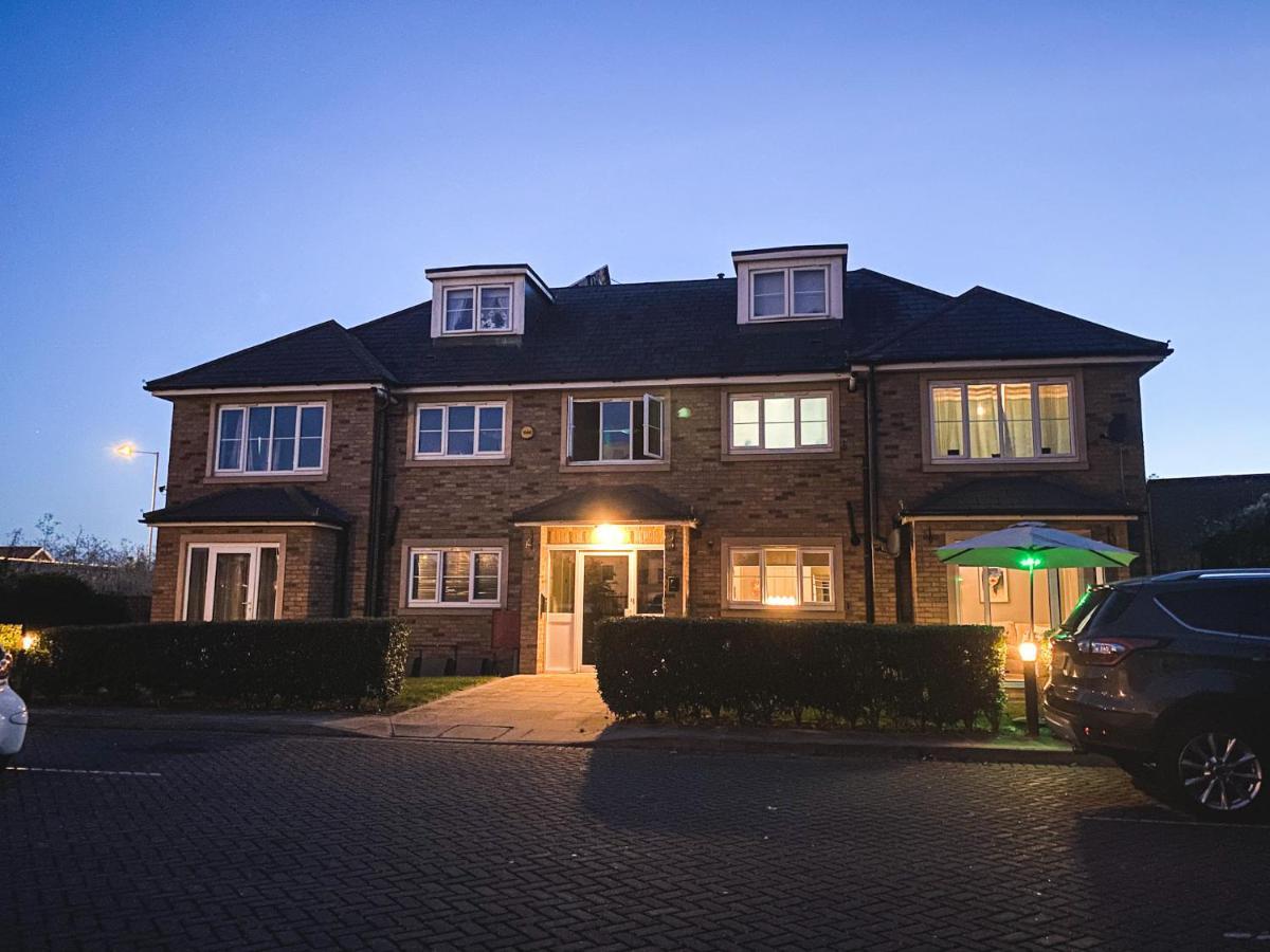 Heathrow/Ashford Hospital/Twickenham Short Stay Apartment 斯坦维尔 外观 照片