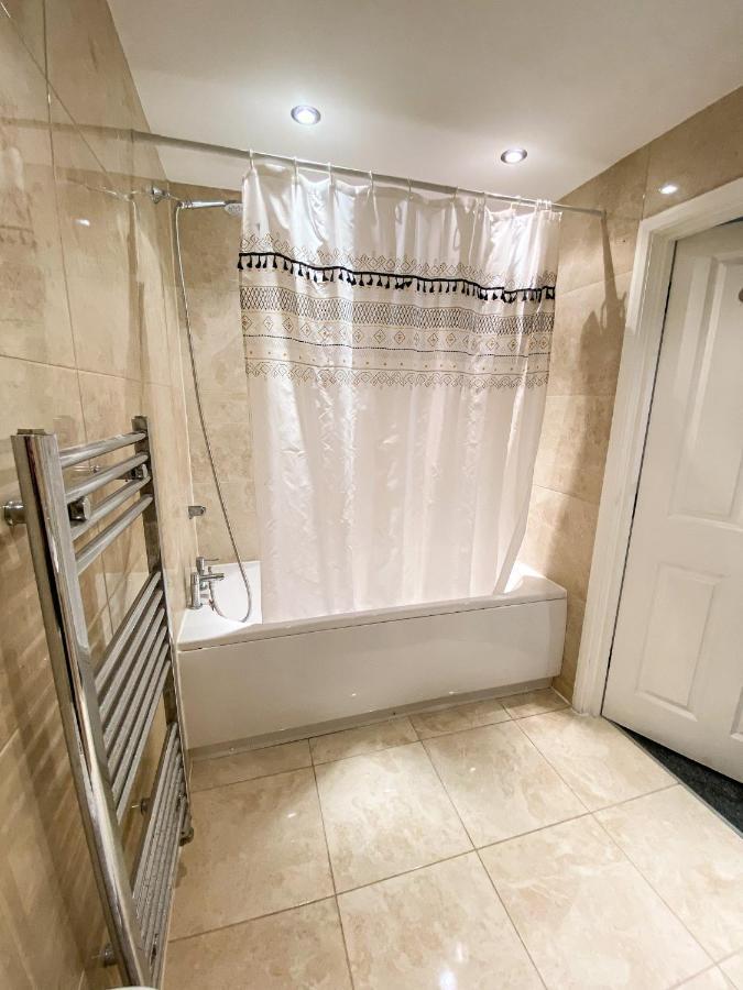 Heathrow/Ashford Hospital/Twickenham Short Stay Apartment 斯坦维尔 外观 照片